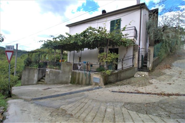casa indipendente in vendita a Fivizzano in zona Gragnola