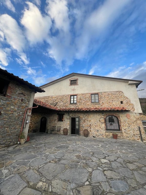 casa indipendente in vendita a Fivizzano in zona Magliano