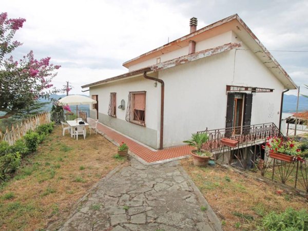 casa indipendente in vendita a Fivizzano in zona Agnino