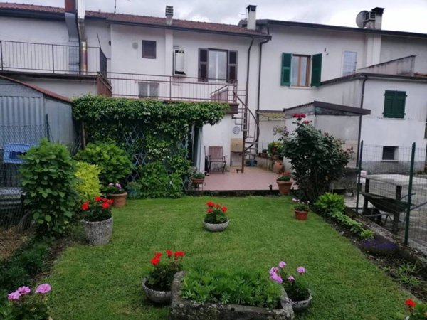 casa semindipendente in vendita a Fivizzano