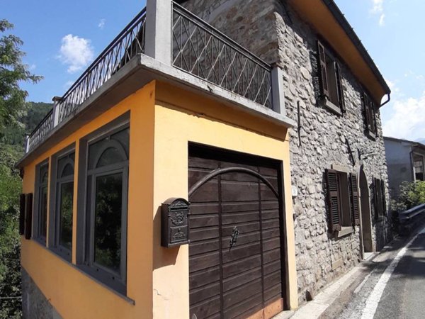 casa indipendente in vendita a Fivizzano in zona Verrucola