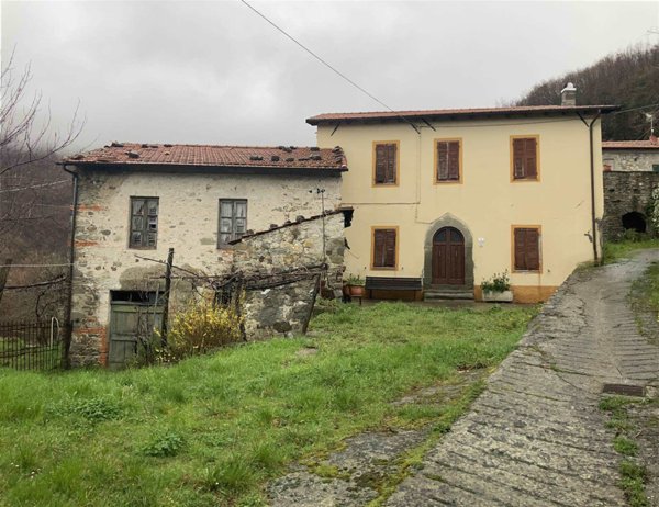 casa indipendente in vendita a Fivizzano in zona Turano