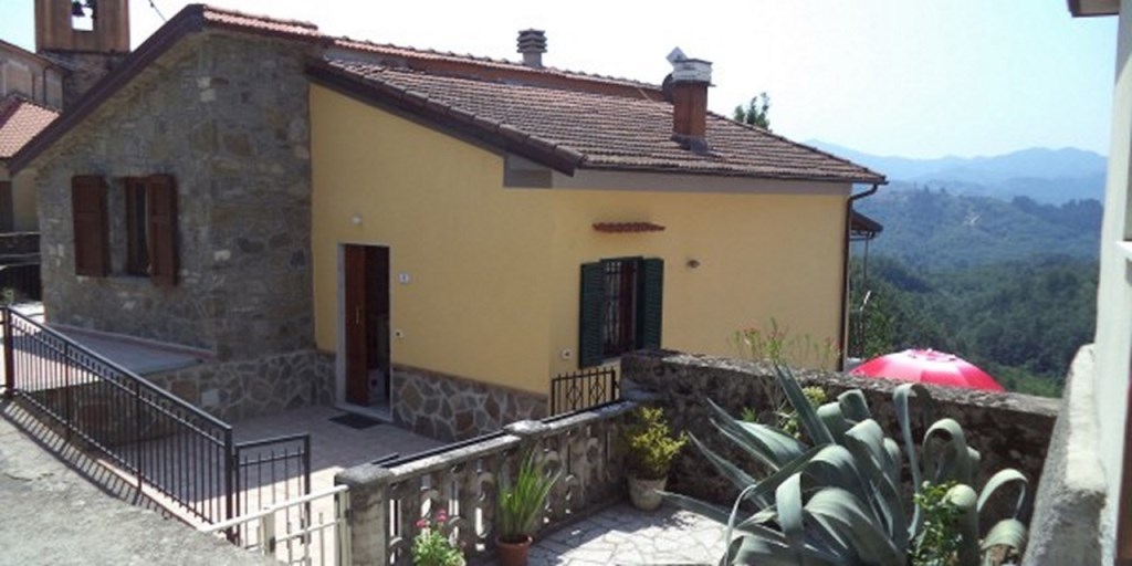 casa indipendente in vendita a Fivizzano in zona Collecchia