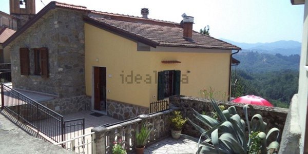 casa indipendente in vendita a Fivizzano in zona Collecchia