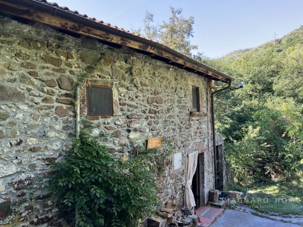 casa indipendente in vendita a Fivizzano in zona Cerignano