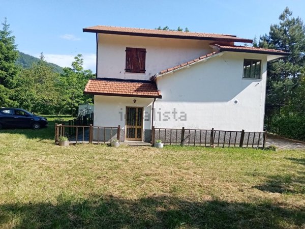 casa indipendente in vendita a Fivizzano in zona Arlia