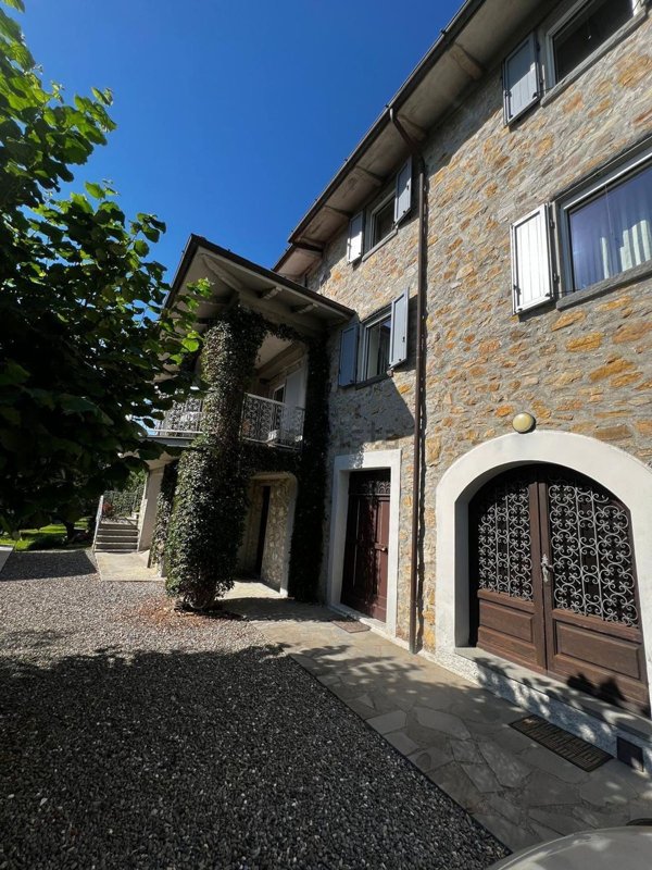 casa indipendente in vendita a Fivizzano in zona Montecurto