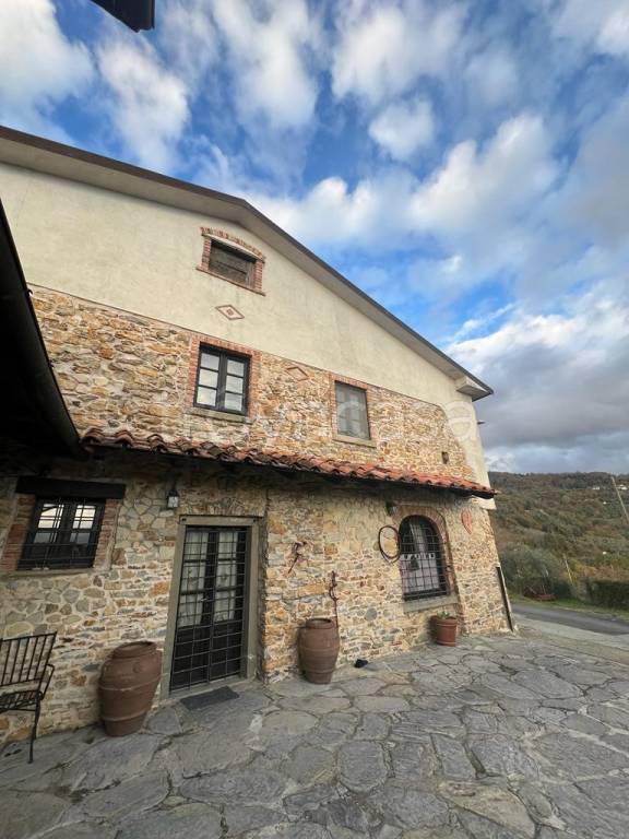 casa indipendente in vendita a Fivizzano in zona Magliano