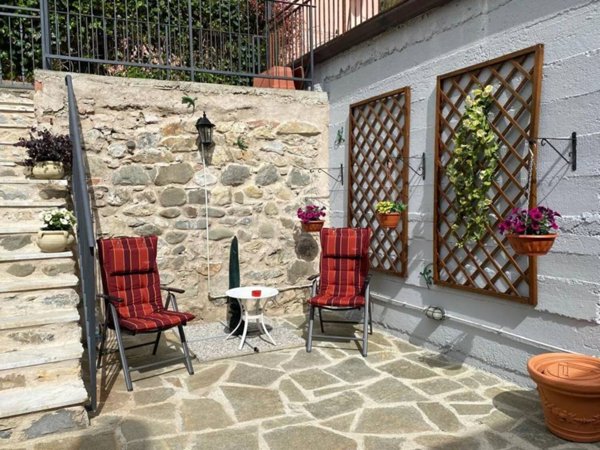 casa indipendente in vendita a Fivizzano in zona Isolano