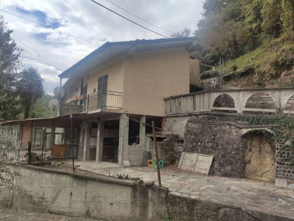 casa indipendente in vendita a Fivizzano in zona Campiglione