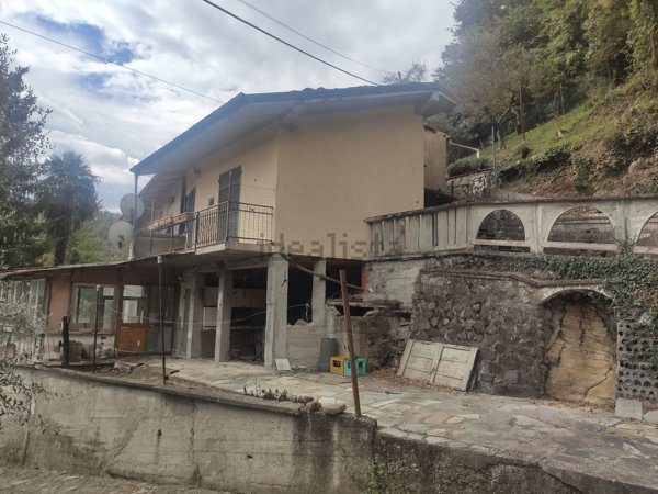 casa indipendente in vendita a Fivizzano in zona Campiglione