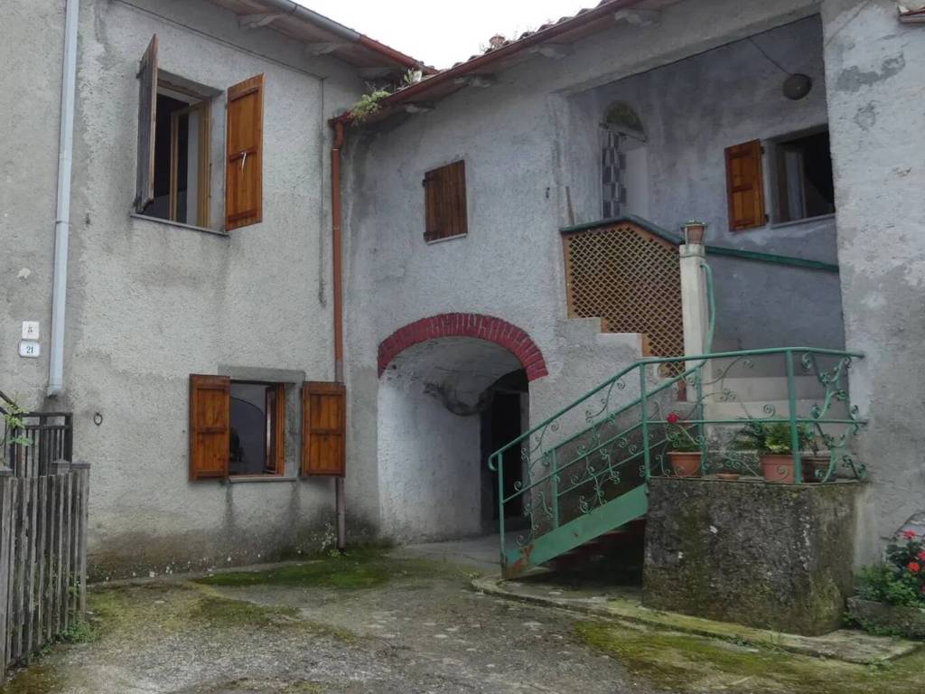 casa indipendente in vendita a Fivizzano in zona Fazzano