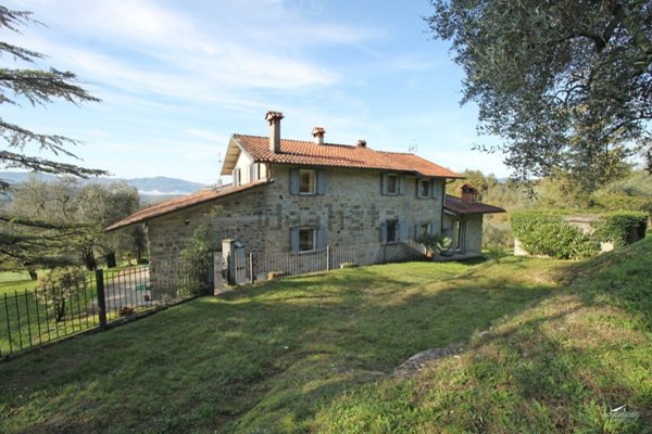 casa indipendente in vendita a Fivizzano in zona Montecurto