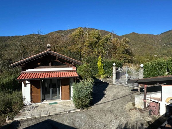 casa indipendente in vendita a Fivizzano in zona Collegnago