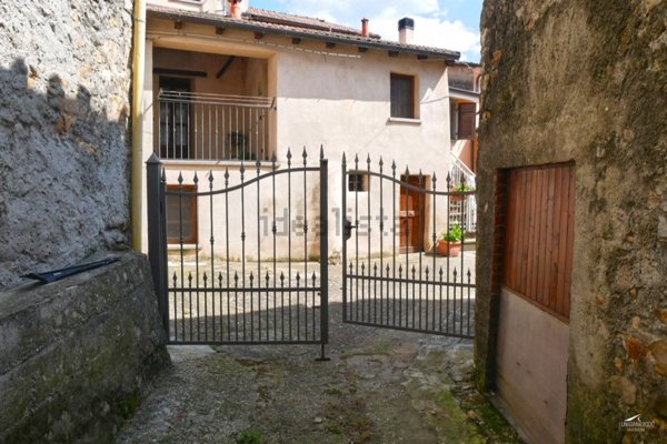 casa indipendente in vendita a Fivizzano in zona Agnino