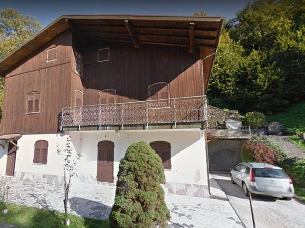 casa indipendente in vendita a Fivizzano in zona Sassalbo