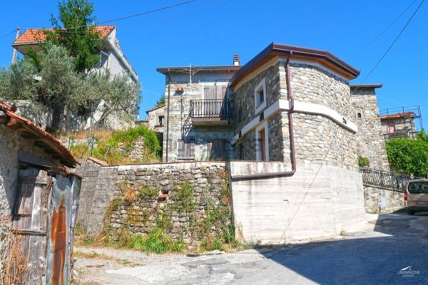 casa indipendente in vendita a Fivizzano