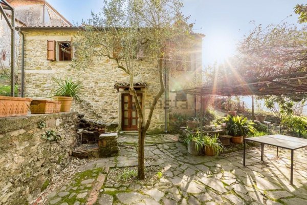 casa indipendente in vendita a Fivizzano in zona Mozzano