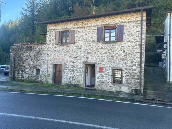 casa indipendente in vendita a Fivizzano in zona Verrucola