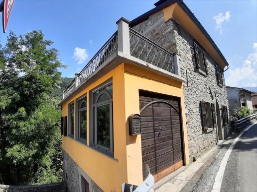 casa indipendente in vendita a Fivizzano in zona Verrucola