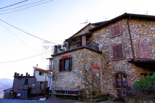 casa indipendente in vendita a Fivizzano in zona Magliano