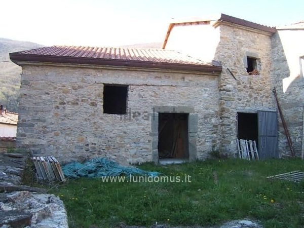 casa semindipendente in vendita a Fivizzano in zona Cerignano