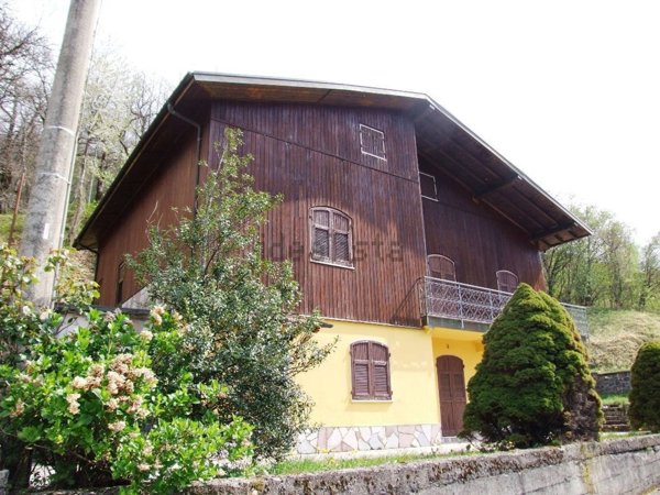 casa indipendente in vendita a Fivizzano in zona Sassalbo