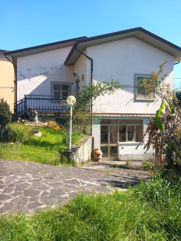 casa indipendente in vendita a Fivizzano