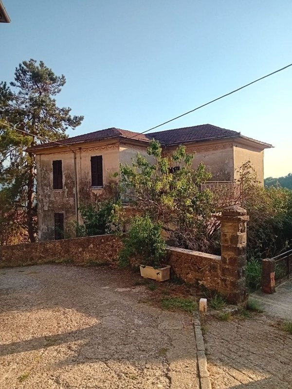 casa indipendente in vendita a Fivizzano in zona Terenzano