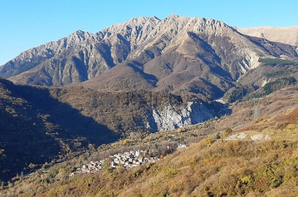casa indipendente in vendita a Fivizzano in zona Sassalbo