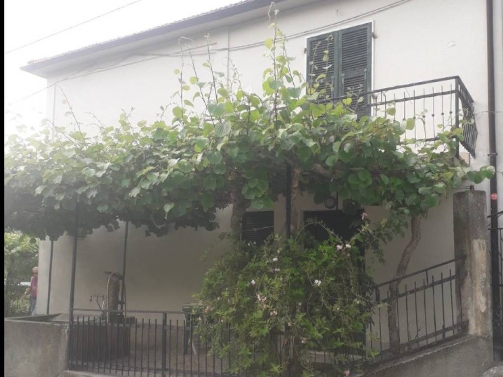 casa indipendente in vendita a Fivizzano in zona Gragnola