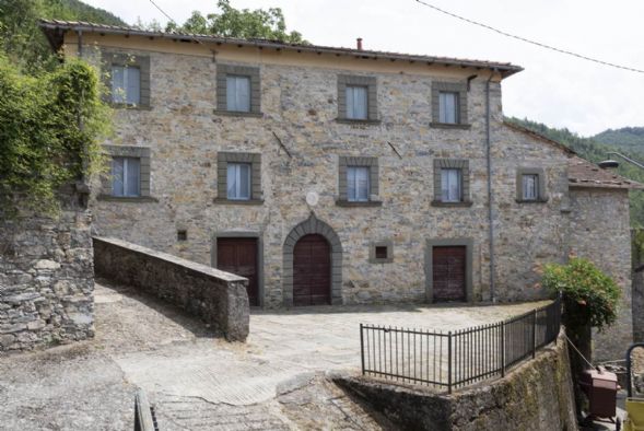 casa indipendente in vendita a Fivizzano in zona Collegnago