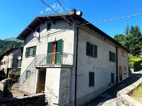 casa indipendente in vendita a Fivizzano in zona Sassalbo