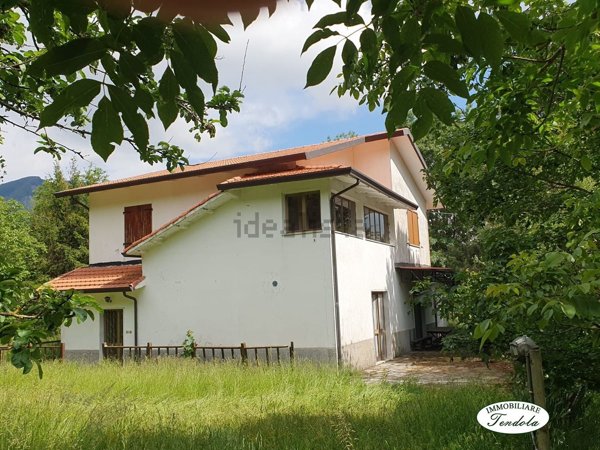 casa indipendente in vendita a Fivizzano in zona Sassalbo