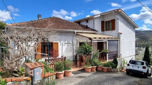 casa semindipendente in vendita a Fivizzano