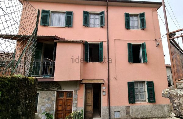 casa indipendente in vendita a Fivizzano in zona Isolano