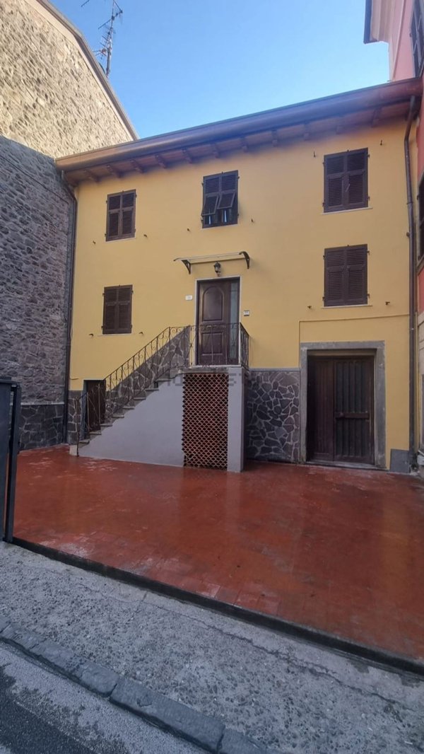 casa semindipendente in vendita a Fivizzano in zona Groppoli