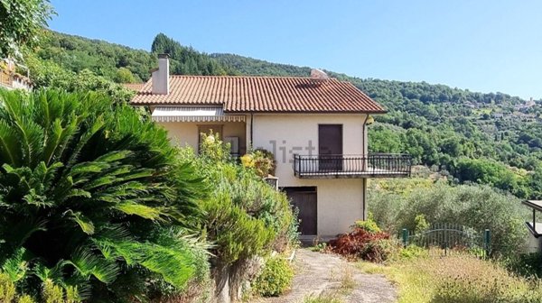 casa indipendente in vendita a Fivizzano in zona Magliano