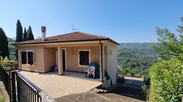 casa indipendente in vendita a Fivizzano in zona Alebbio