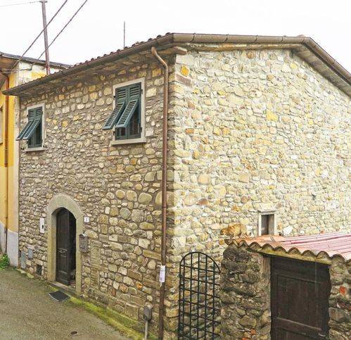 casa indipendente in vendita a Fivizzano in zona Gassano