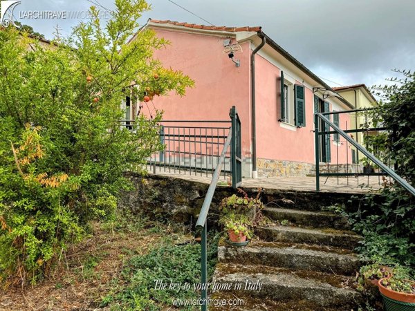 casa indipendente in vendita a Fivizzano in zona Agnino