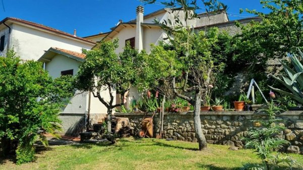 casa indipendente in vendita a Fivizzano in zona Verrucola
