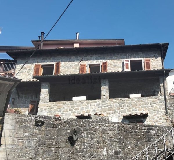 casa indipendente in vendita a Fivizzano in zona Magliano