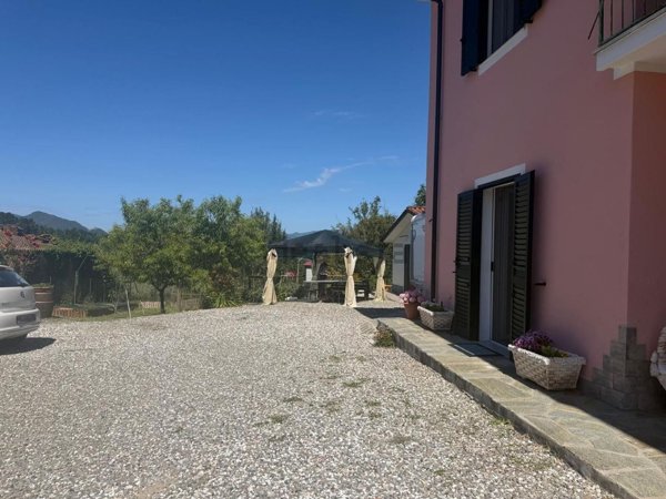 casa semindipendente in vendita a Fivizzano in zona Ceserano