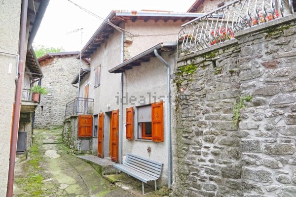 casa semindipendente in vendita a Fivizzano in zona Sassalbo