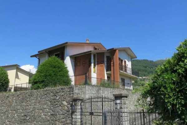 casa indipendente in vendita a Fivizzano in zona Cerignano