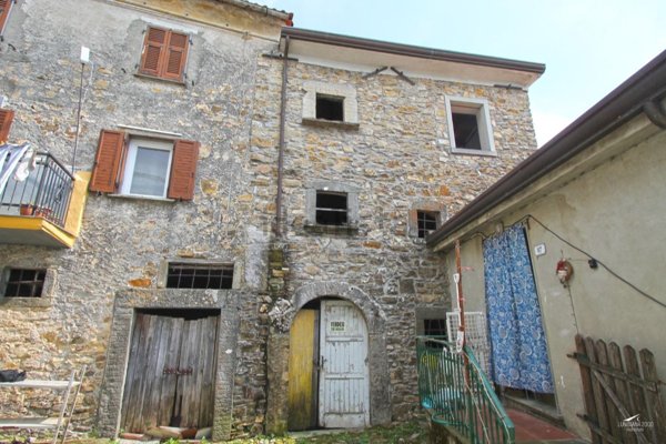 casa indipendente in vendita a Fivizzano in zona Agnino