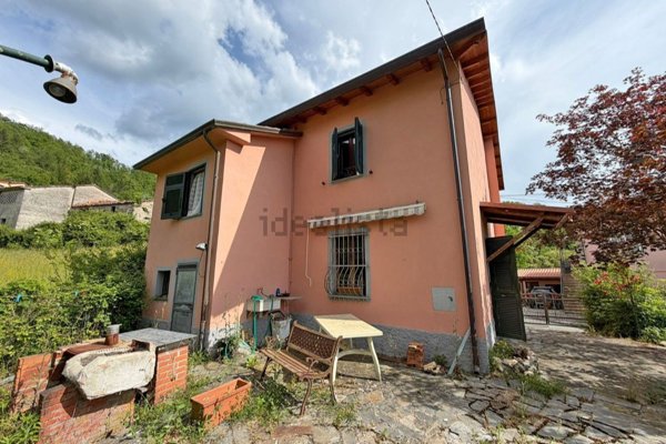 casa indipendente in vendita a Fivizzano in zona Piano di Collecchia