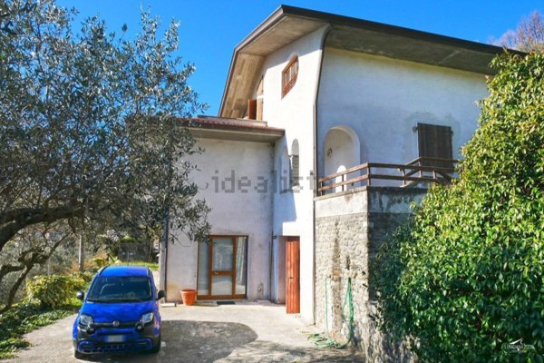 casa indipendente in vendita a Fivizzano in zona Cerignano