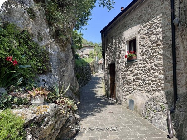casa indipendente in vendita a Fivizzano in zona Monzone Ponte